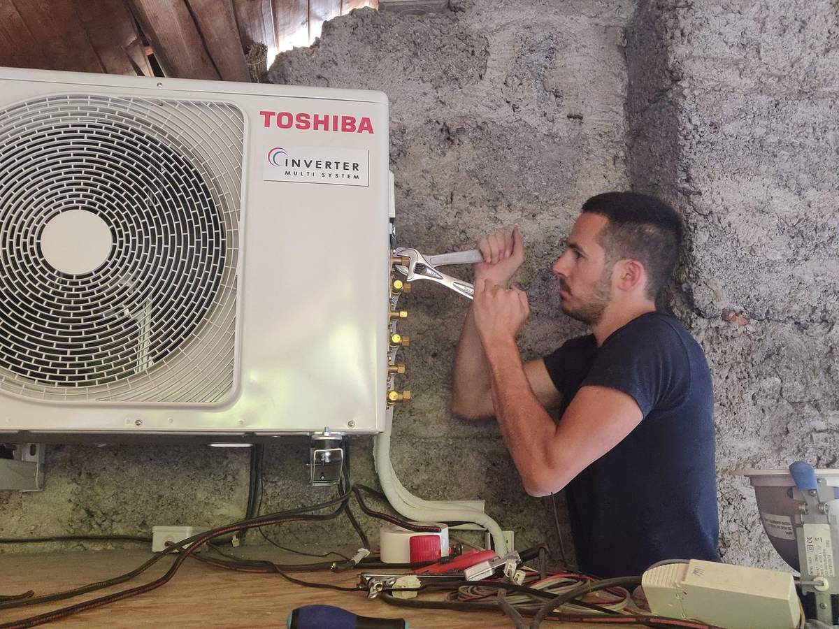 Brice Chagas, dirigeant d'Air Eco Clim, en intervention sur une climatisation Toshiba